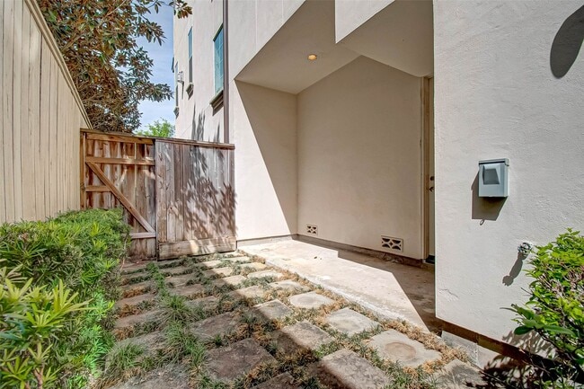 Building Photo - 4031 Bellefontaine St