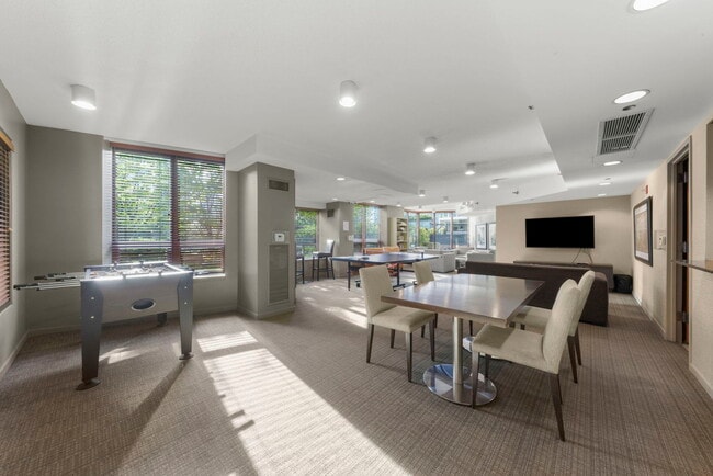 Building Photo - 400 N La Salle Dr