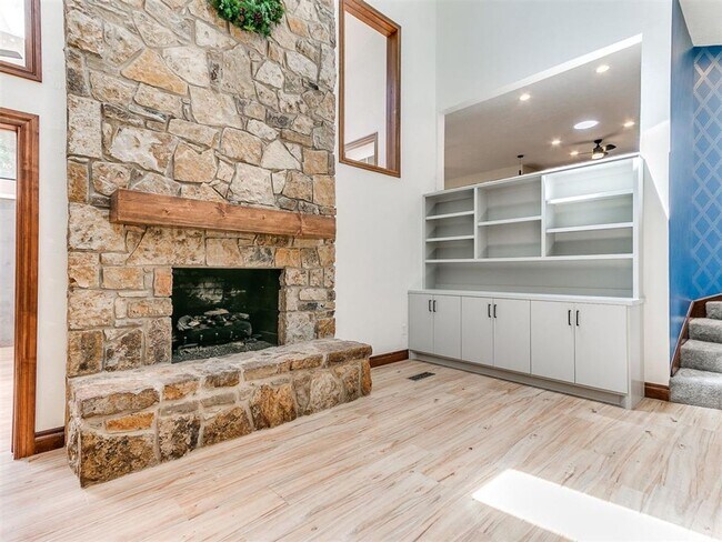 Building Photo - Family Home + Pool!