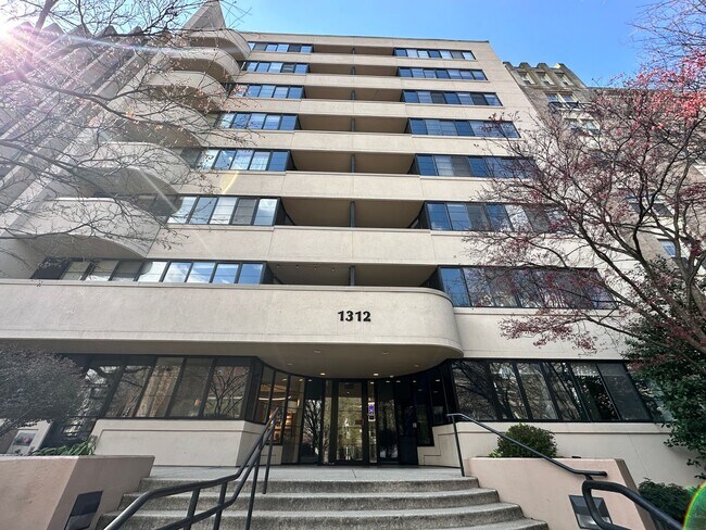 Building Photo - Fantastic 1 Bedroom with Den/Office/Additi...