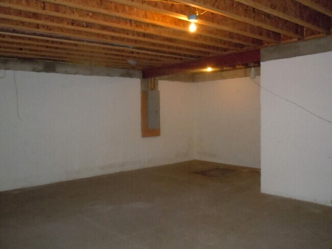Building Photo - Three Bedroom Executive Home with 2.5 Bath...