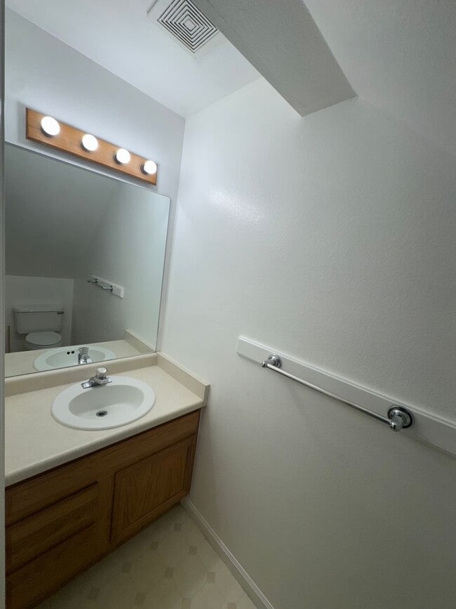 Building Photo - 498-498 W Bellflower Dr