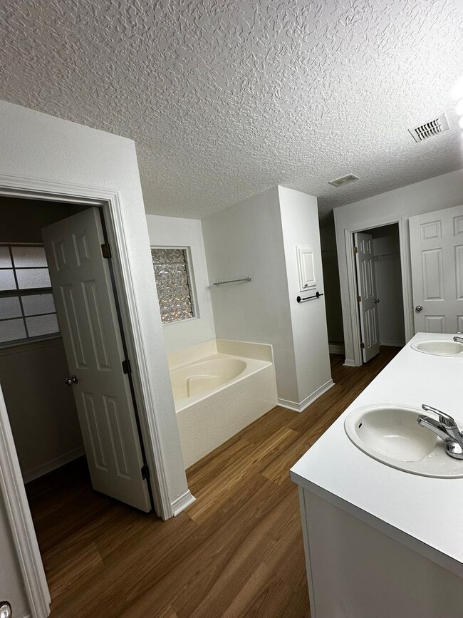 Building Photo - Spacious All Brick 4/3 in Whisper Creek