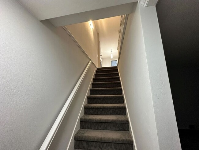 Building Photo - Lower Level Bedroom w/ Private Bathroom Fo...