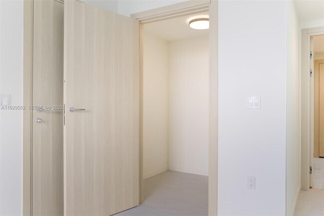 Building Photo - 1000 Brickell Plaza