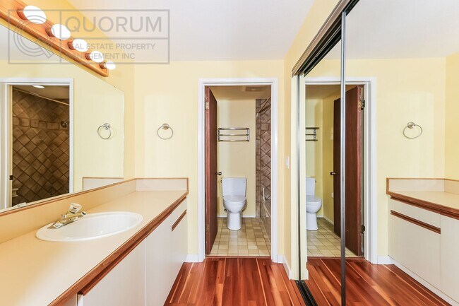 Building Photo - Spectacular Top Floor Condo with Stunning Views in Queen Anne