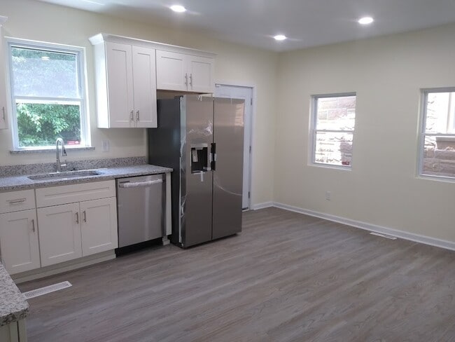 Building Photo - 907 Rugby St