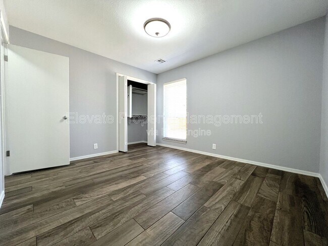 Building Photo - 12400 Doons Dr