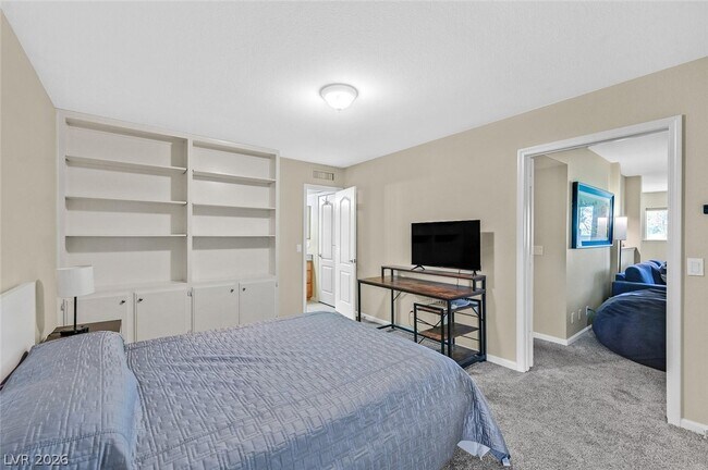 Building Photo - 668 Oakmont Ave