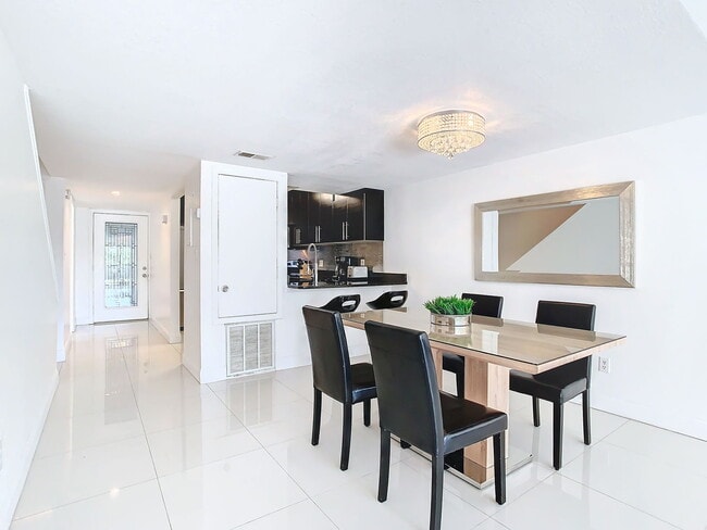 Building Photo - Vineland Road, Orlando, FL 32811 - 2 BR 2....
