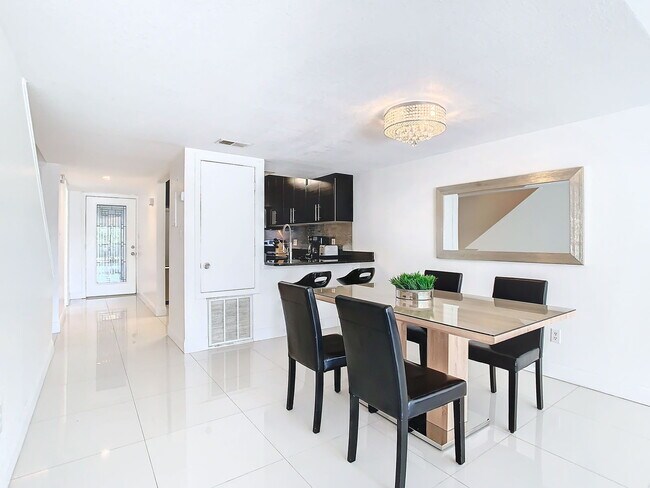 Building Photo - Vineland Road, Orlando, FL 32811 - 2 BR 2.5 BA townhouse