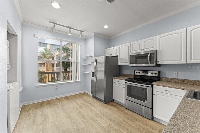 Building Photo - 860 N Orange Ave
