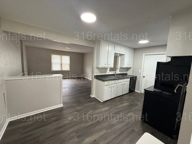 Building Photo - $1345 - 4 bedroom / 2 bathroom - Beautiful...