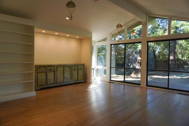 Building Photo - 30 Genevra Rd