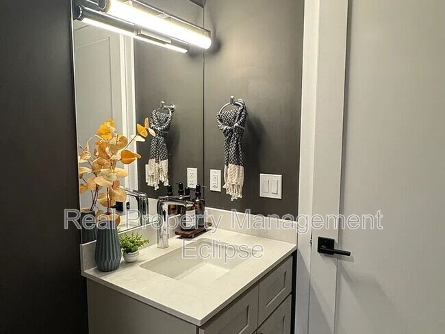 Building Photo - 2528 27th Ave W