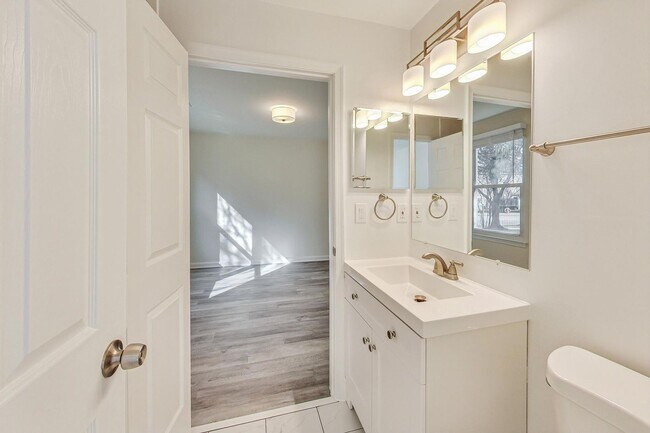 Building Photo - Beautiful - Ground Floor 3/2 condo in Rockville