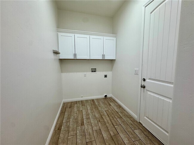 Building Photo - 2225 Moonridge Ln