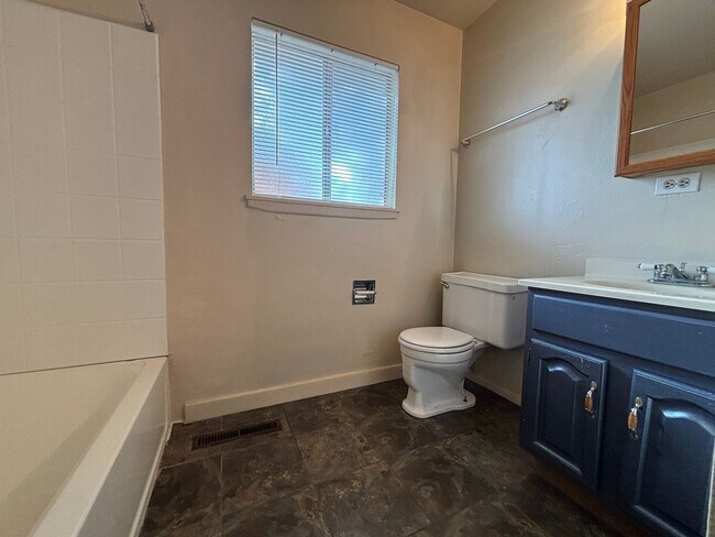 Building Photo - 4 bed 1.5 bath Ranch Style Home with Basem...