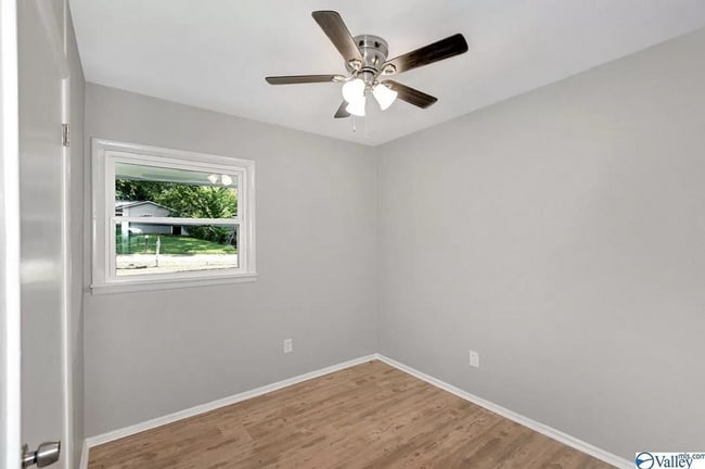 Building Photo - THREE BEDROOM/ONE BATH - CONVENIENT LOCATION!