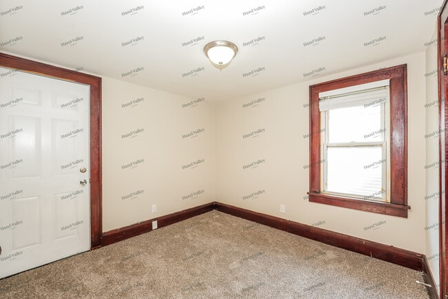 Building Photo - 547 E Ford Ave