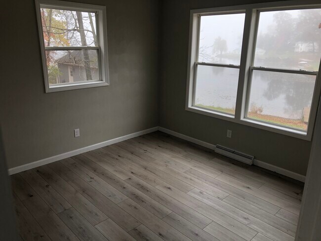 Building Photo - 12085 S Sherman Lake Dr