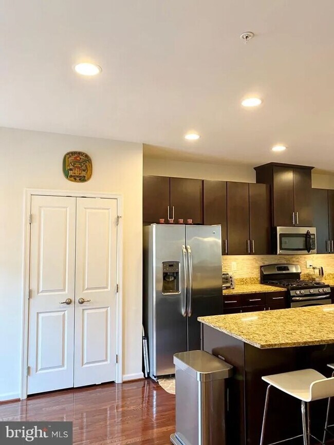 Building Photo - Beautiful Single Family home with Loft and Off Street Parking