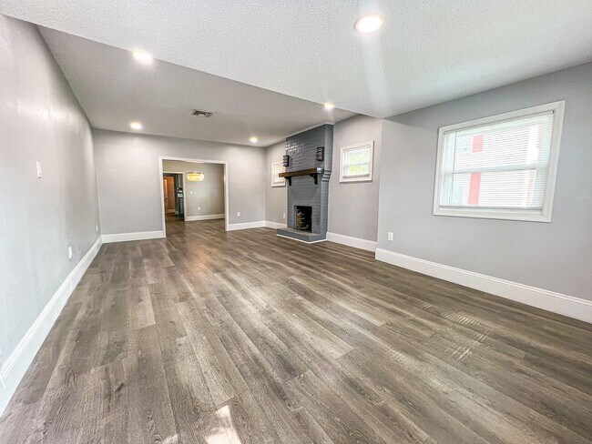 Building Photo - Charming Home in the Heart of Downtown Kis...