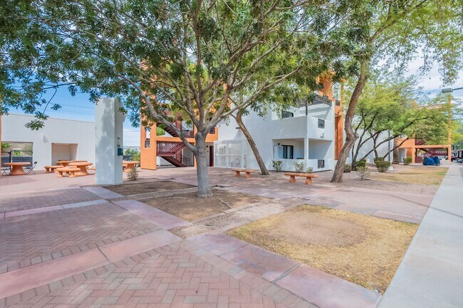 Building Photo - Walking Distance to ASU!