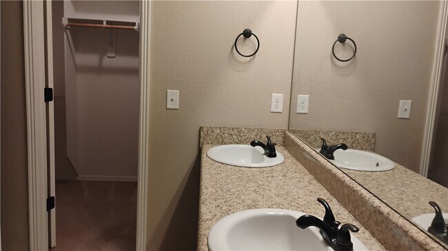 Building Photo - 100 Willow Dr