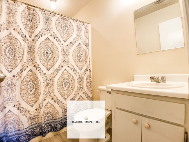 Building Photo - # Charming Townhouse in Desirable Greenvil...