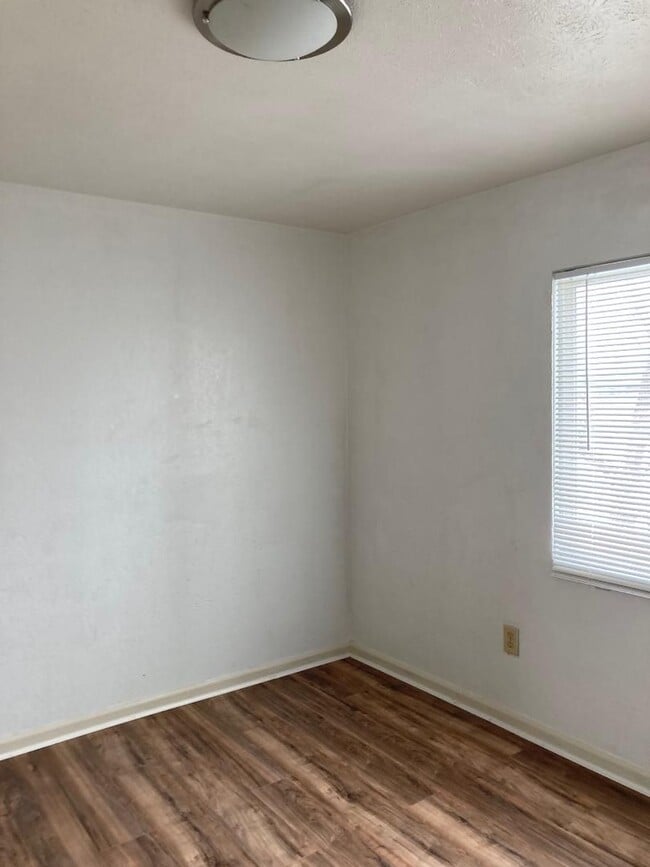 Building Photo - 2 Bedroom Condo for Rent