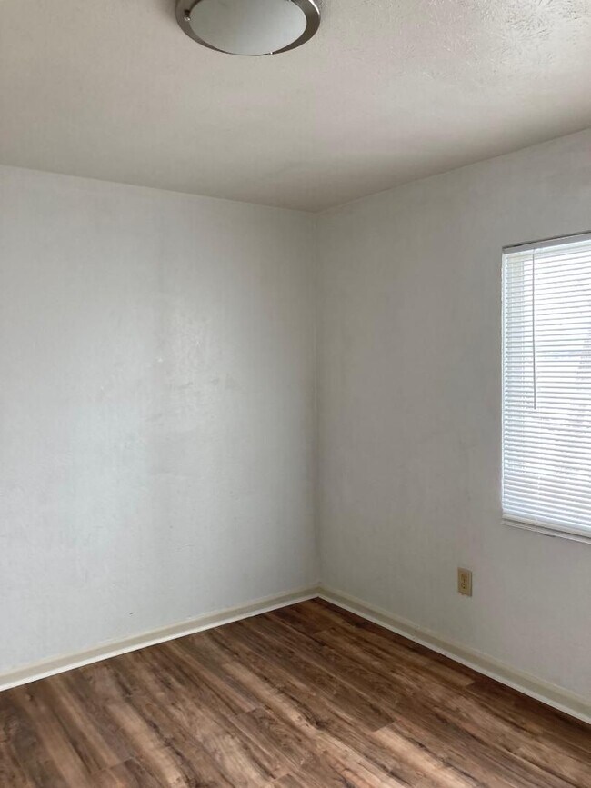 Building Photo - 2 Bedroom Condo for Rent  Warrenville HTS