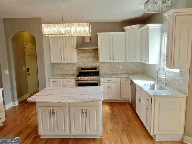 Building Photo - 4901 Planters Walk