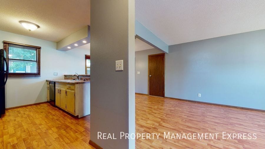 Building Photo - 3 Bed 2 Bath Duplex w/ Attached Garage