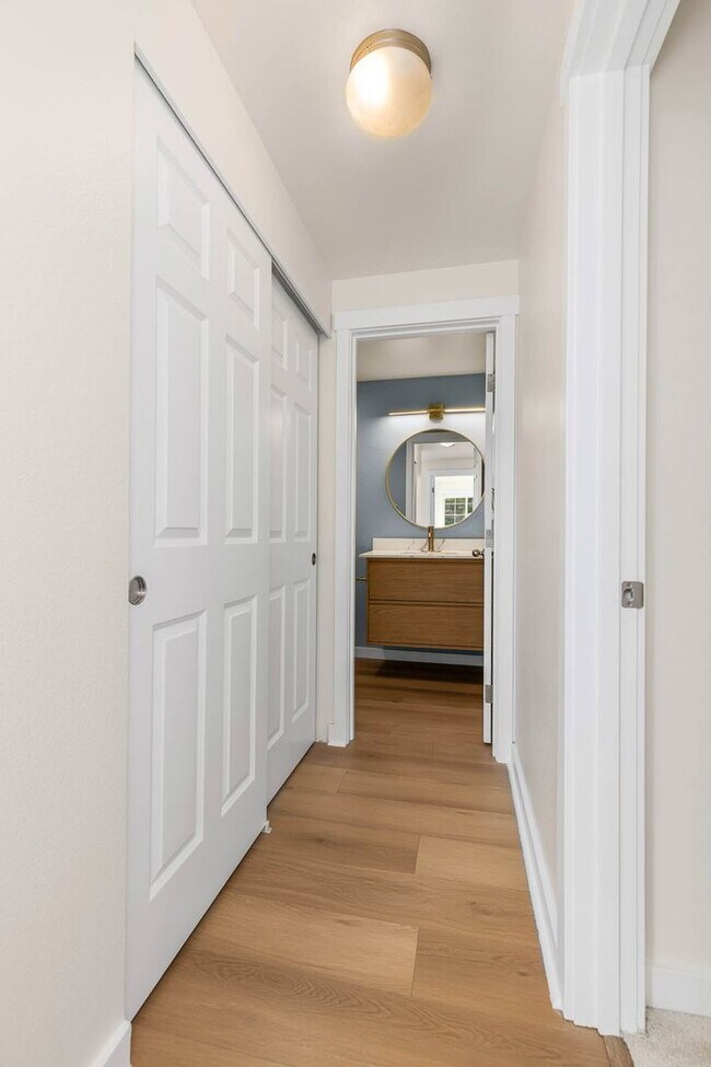Building Photo - Top-Floor 2BR Condo Near Juanita Beach