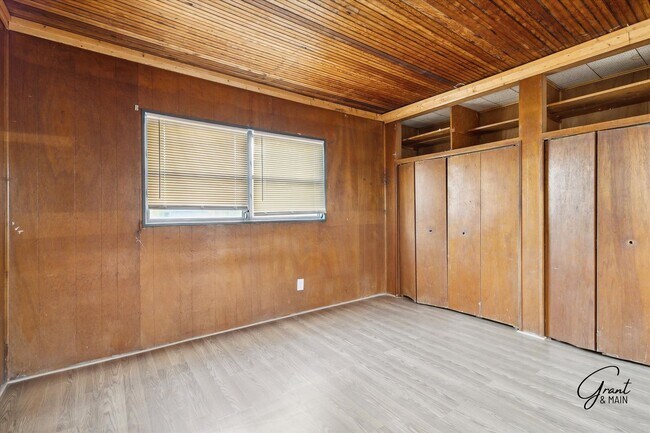 Building Photo - 16211 Kentucky St