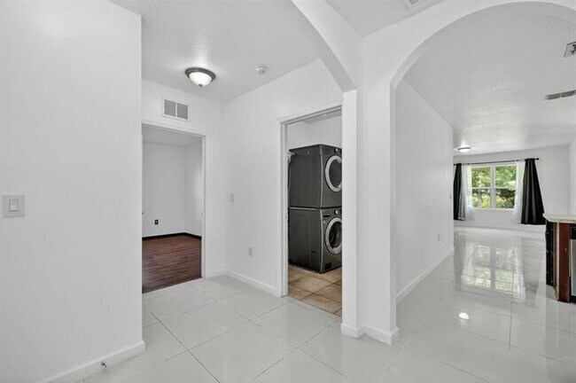 Building Photo - 518 SW Natalie Terrace