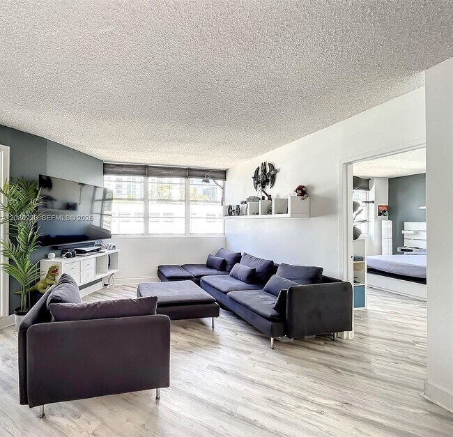 Building Photo - 999 Brickell Bay Dr
