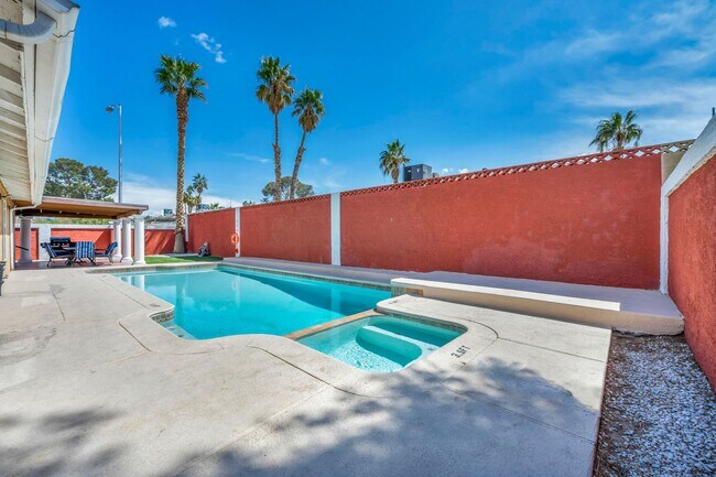 Building Photo - 3 Bed FULLY FURNISHED Pool Home