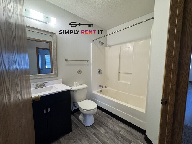 Building Photo - 3 Bedroom 2 Bathroom with Internet!