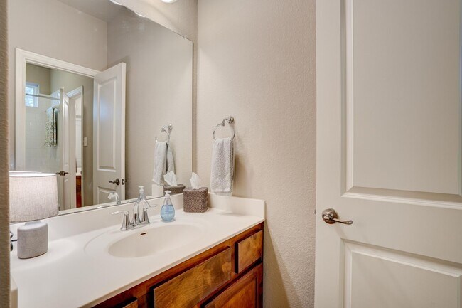 Building Photo - Beautiful 4 Bedroom, 3.5 Bathroom Home with Garage & Private Backyard