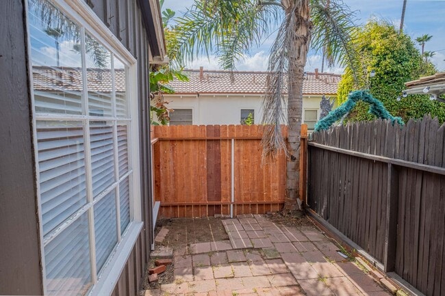 Building Photo - 1504 S Catalina Ave