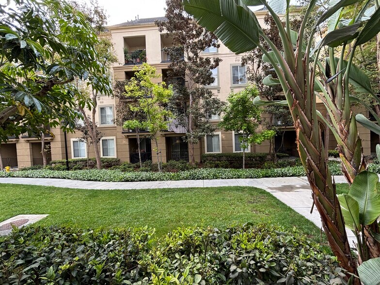 Building Photo - 2168 Scholarship