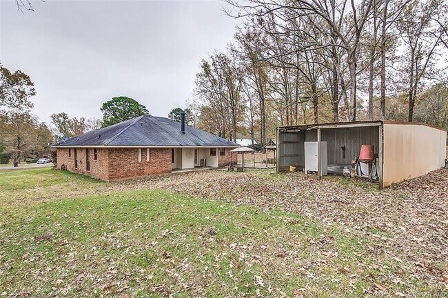 Building Photo - Country living but not too far