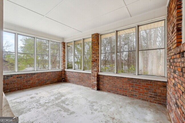 Building Photo - 5140 Lakewood Dr
