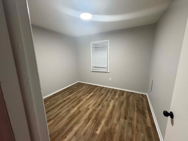 Building Photo - 668 Coach St