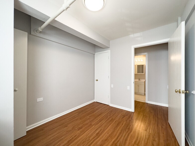 Building Photo - 5748 N Winthrop Ave