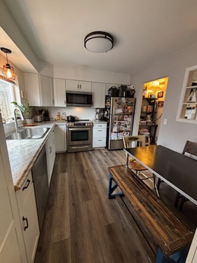 Building Photo - 2 BED | 1 BATH | SINGLE-LEVEL | SINGLE GARAGE | SOUTH