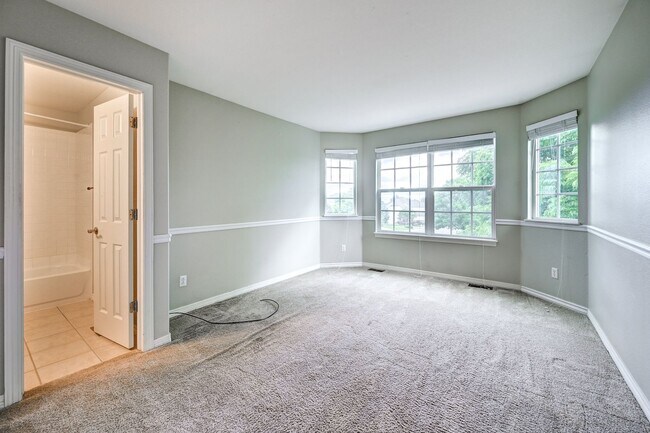 Building Photo - 4 bedroom, 5 bath hime with 3 car garage