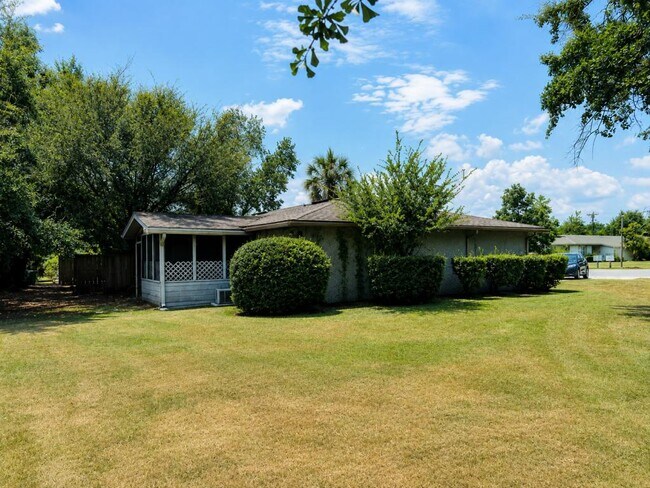 Building Photo - 526 Heritage Pl
